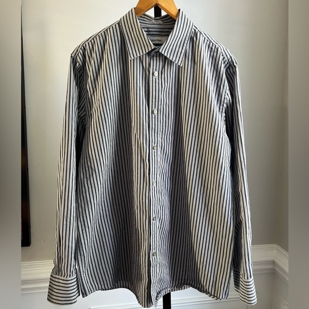 Calvin Klein men's dress shirt buttondown